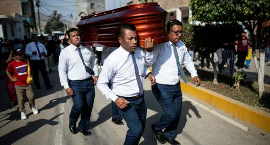 Los bailarines de la muerte, que cargan ataúdes en Perú, son un grupo que se volvió famoso en funerales. Así funcionan.