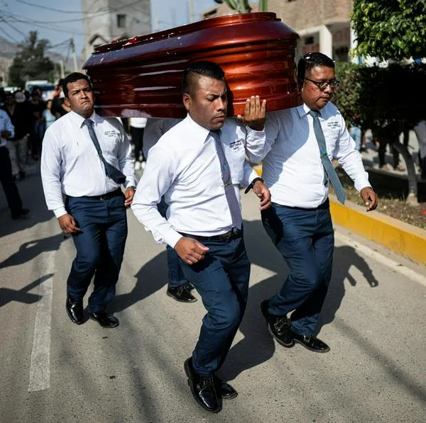 Los bailarines de la muerte, que cargan ataúdes en Perú, son un grupo que se volvió famoso en funerales. Así funcionan.