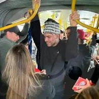 Ryan Castro volvió  sus raíces: estuvo cantando en los buses de Transmilenio