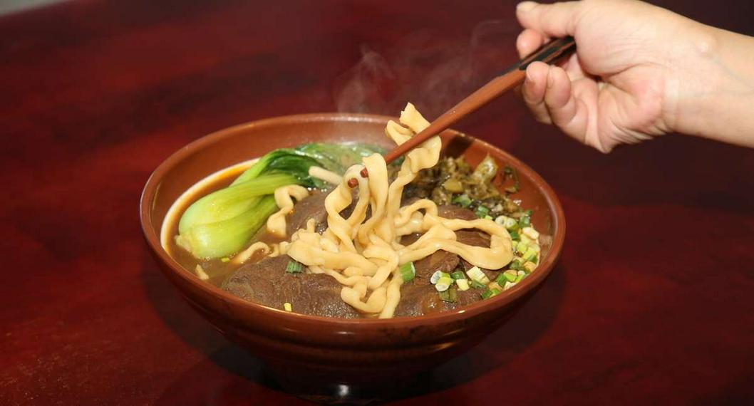 Foto de comida china, en nota de por qué los asiáticos comen con palillos: razón de uso tiene historia en China
