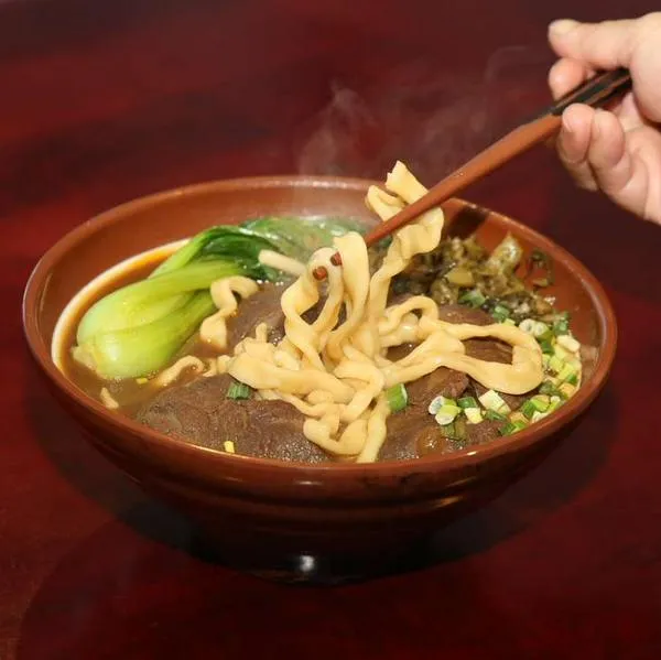 Foto de comida china, en nota de por qué los asiáticos comen con palillos: razón de uso tiene historia en China
