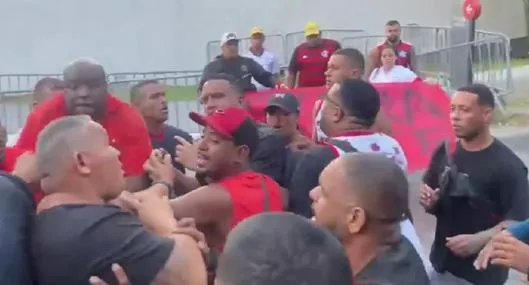 Hinchas de Flamengo encararon a jugadores por mal nivel en Libertadores.