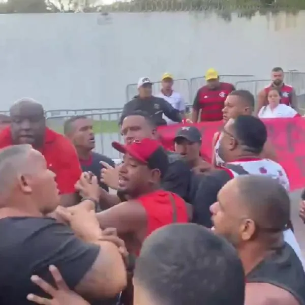 Hinchas de Flamengo encararon a jugadores por mal nivel en Libertadores.