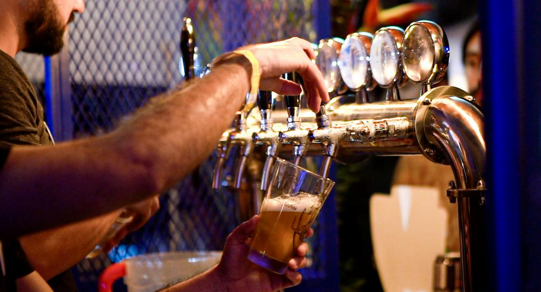 Foto de barman, en nota de por qué cambia el sabor de la cerveza y trucos para que sea agradable al consumo