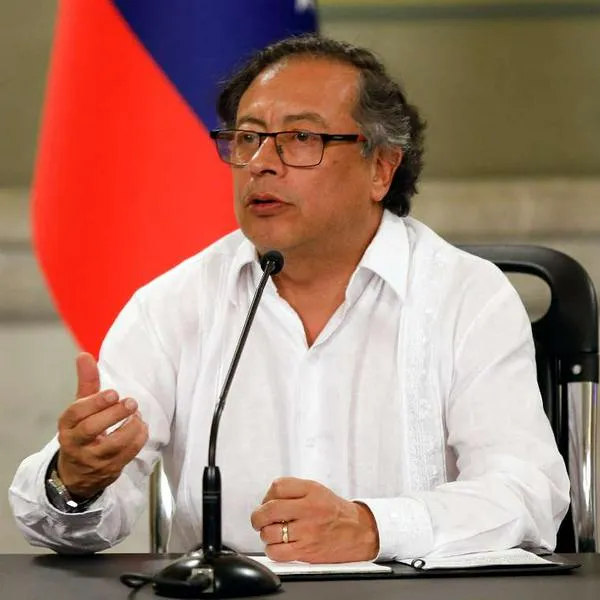 Financial Times alerta que Petro se radicaliza con su Constituyente y advierte por similitudes con Hugo Chávez 