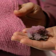 Foto de lana, en nota sobre cómo quitar las bolas de pelusa que aparecen en la ropa sin romper las prendas