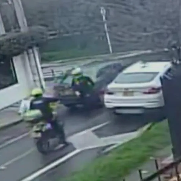 Momento en el que unos supuestos policías ayudaron al robo contra un comerciante en Usaquén, Bogotá