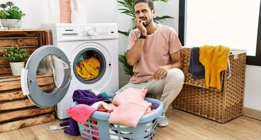 Foto de hombre lavando, en nota sobre por qué las medias desaparecen en la lavadora.