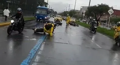 Bogotá: accidente de moto provocó la caída de al menos 5 motocicletas más