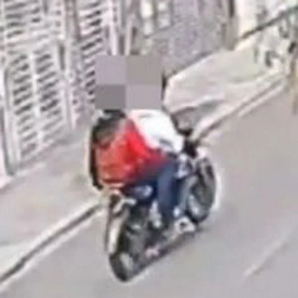Joven fue agredida por ladrones que le robaron el celular y el bolso. Los delincuentes la embistieron y se llevaron sus cosas en la moto.