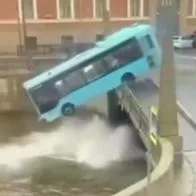 Momento en el que un bus en San Petersburgo, Rusia, cae al río Moika. 7 personas fallecieron