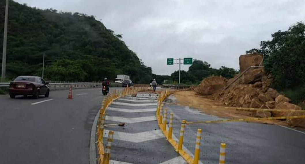 Se habilitó paso de un carril luego de derrumbe en la vía Bogotá-Girardot