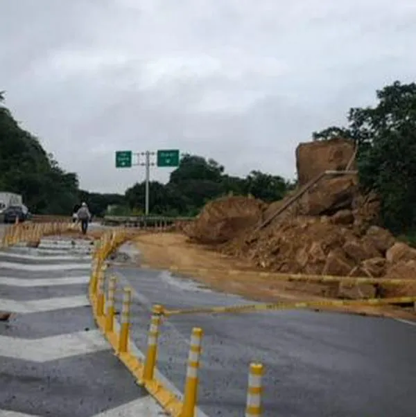 Se habilitó paso de un carril luego de derrumbe en la vía Bogotá-Girardot