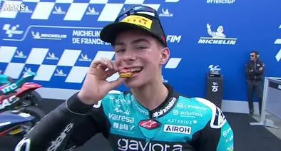 David Alonso celebrando su tercera victoria en esta temporada del Moto3, esta vez, en Le Mans, Francia.