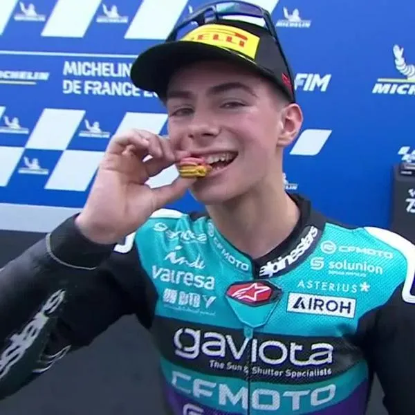 David Alonso celebrando su tercera victoria en esta temporada del Moto3, esta vez, en Le Mans, Francia.