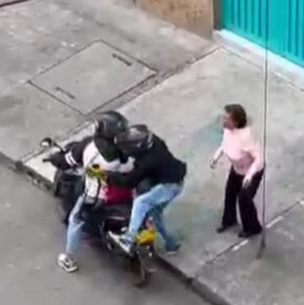 Le robaron hasta las flores: adulta mayor fue víctima de motoladrones