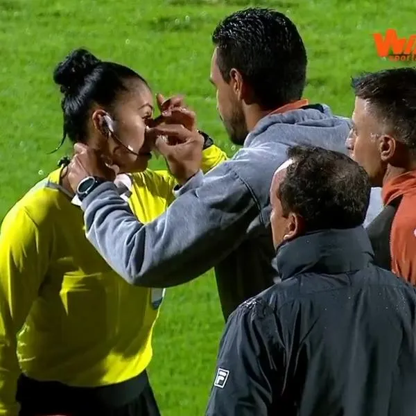 Juez de línea en partido de Santa Fe ante La Equidad fue agredida con una moneda: video