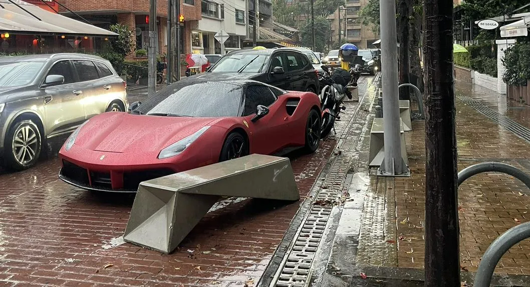 Ferrari fue multado en Bogotá por estar mal parqueado.
