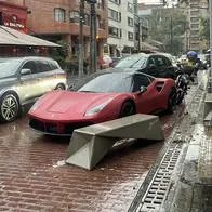 Ferrari fue multado en Bogotá por estar mal parqueado.