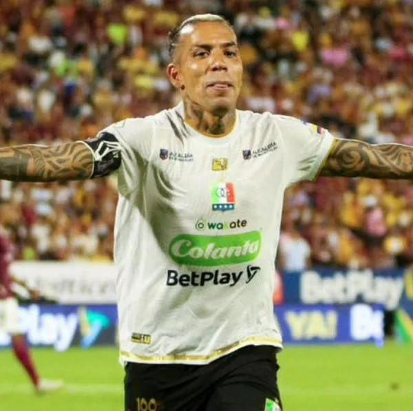 Dayro Moreno celebrando su gol en el Deportes Tolima vs. Once Caldas por Liga Betplay