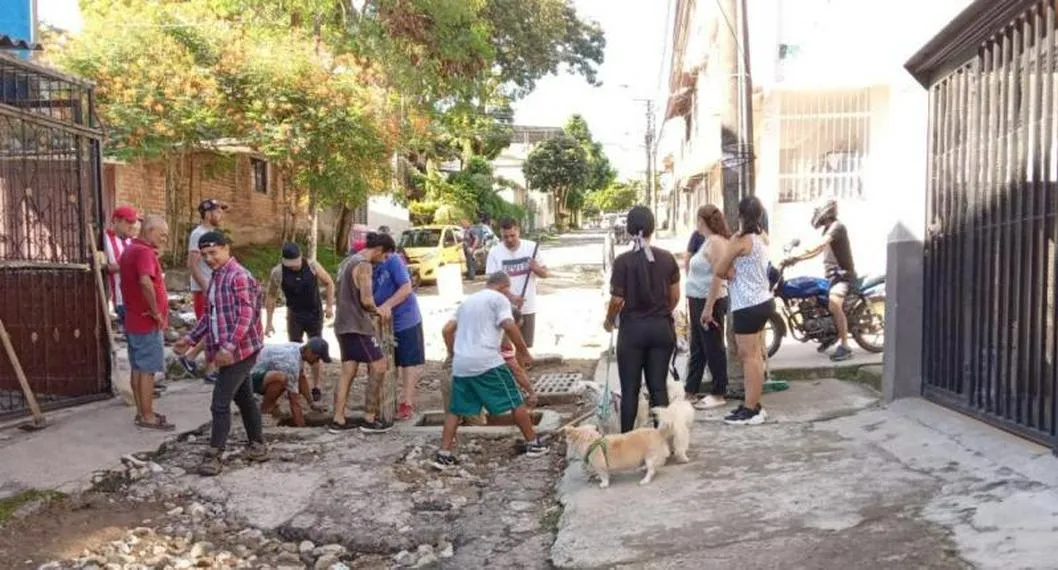 Habitantes de este barrio en Ibagué madrugaron a reparar una calle por su propia cuenta