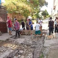 Habitantes de este barrio en Ibagué madrugaron a reparar una calle por su propia cuenta
