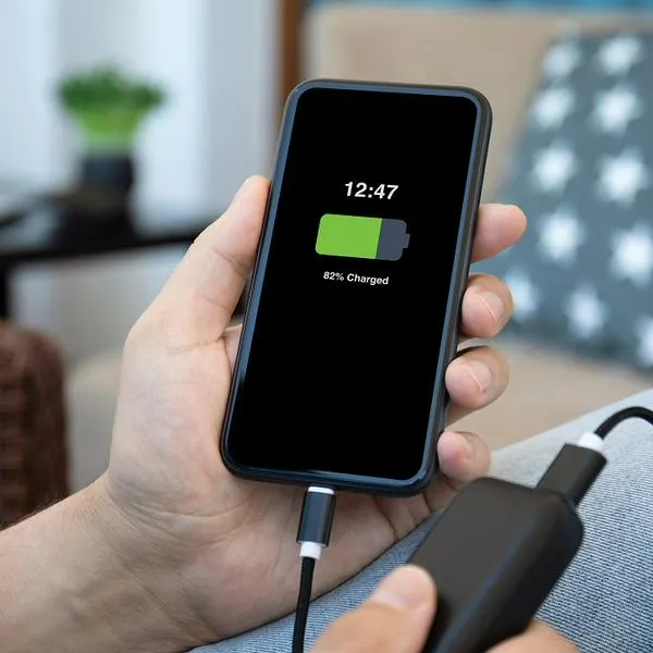 Celular cargando, en nota sobre práctica para que la batería dure más