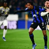 Juan Guillermo Cuadrado en un partido de Inter de Milán vs. Juventus por Serie A de Italia, país donde consiguió la nacionalidad