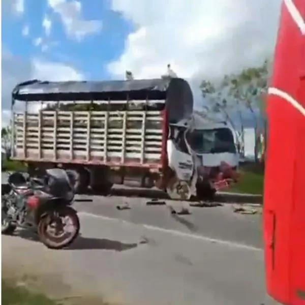 Accidente en variante Madrid-Mosquera este lunes 13 de mayo: video y qué pasó entre camión y bus intermunicipal