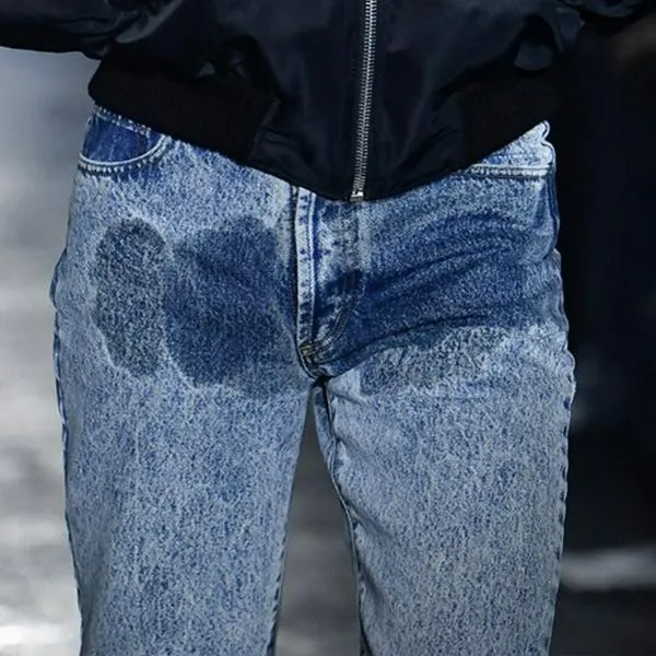 Así son los pantalones con mancha de orina que cuestan 800 dólares.
