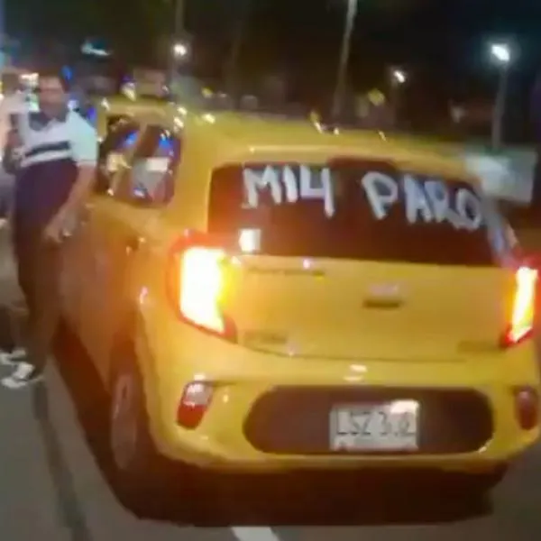 Taxistas ya bloquean vías de Bogotá.