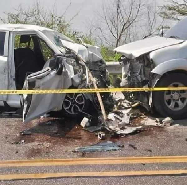 2 muertos y 6 heridos dejó duro choque entre camioneta y carro, en vía al mar
