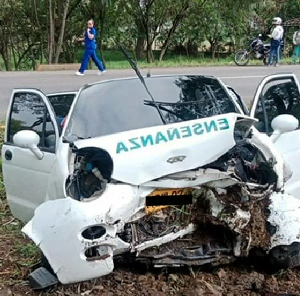 Muere menor tras perder el control de un carro de enseñanza en la vía Palmaseca-Cali; chocó contra un separador
