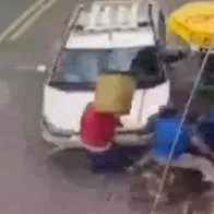Niño que quedó solo en un carro lo prendió y arrolló a 2 personas en Bogotá