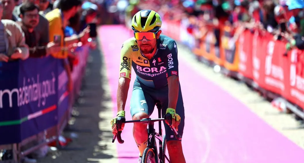 Daniel Martínez sigue segundo en el Giro de Italia.