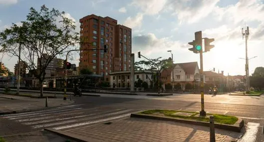 Foto de tránsito bogotano, en nota de qué semáforo en Bogotá tarda más en cambiar y por qué