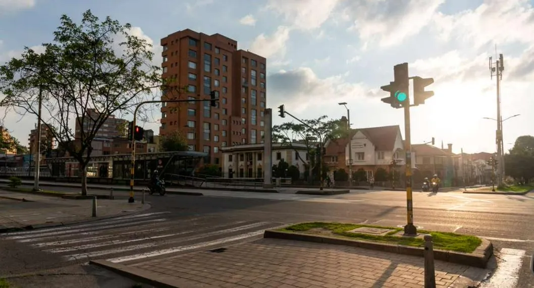 Foto de tránsito bogotano, en nota de qué semáforo en Bogotá tarda más en cambiar y por qué