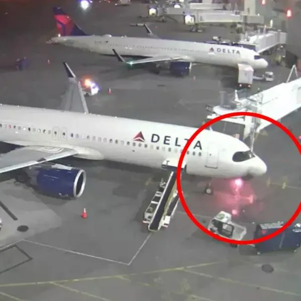 Avión se incendió en aeropuerto de Seattle Estados Unidos, los pasajeros están a salvo 