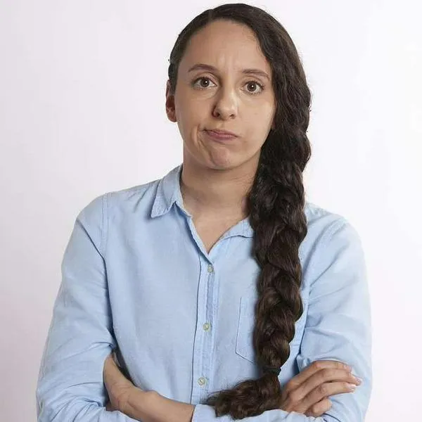 Foto de mujer molesta, en nota sobre por qué a la gente no le gusta su voz.