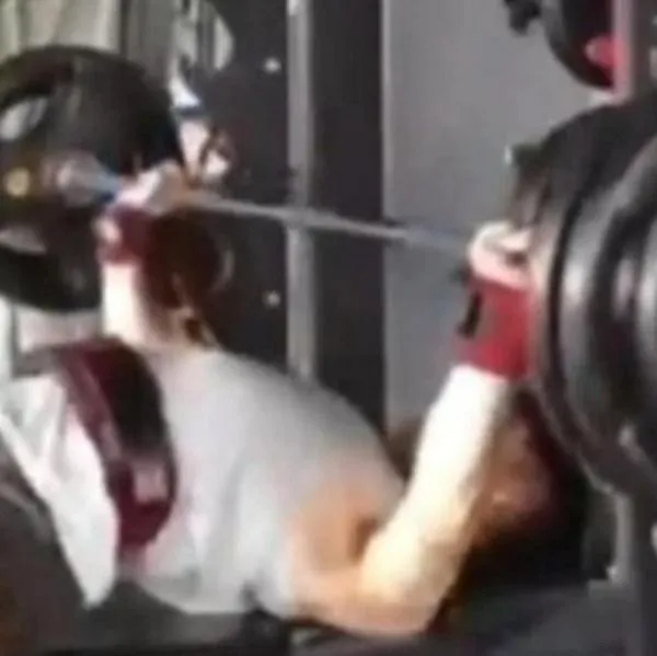 Joven estaba grabando su rutina de pecho en el gimnasio, pero salió mal y captó su propia muerte