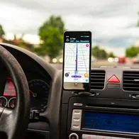 ¿Por qué el velocímetro del carro marca diferente al del Waze o Google Maps?