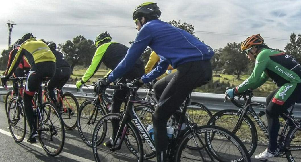Foto de ciclistas, en nota de cuánto es la multa por ir en bicicleta por la acera y qué dice la ley en Colombia