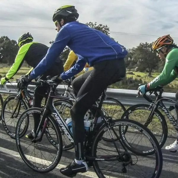 Foto de ciclistas, en nota de cuánto es la multa por ir en bicicleta por la acera y qué dice la ley en Colombia