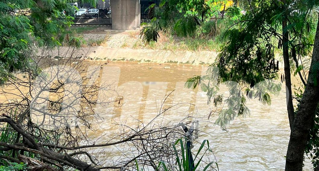 EN FOTOS: Encontraron a un hombre muerto en el río, a la altura de la calle Barranquilla