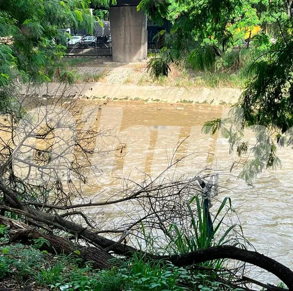 EN FOTOS: Encontraron a un hombre muerto en el río, a la altura de la calle Barranquilla