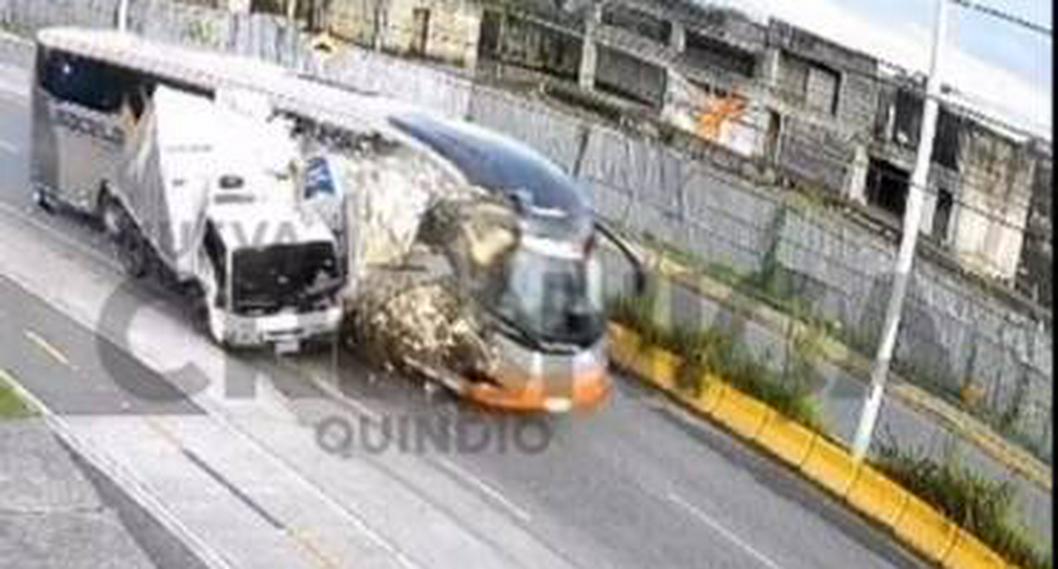Buseta interdepartamental protagonizó aparatoso accidente de tránsito