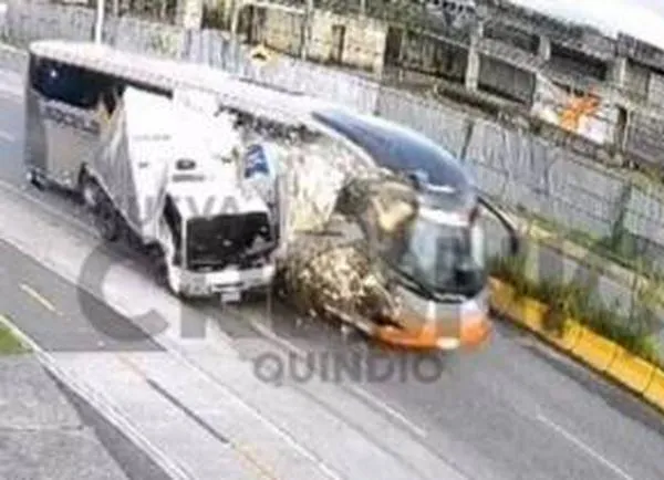 Buseta interdepartamental protagonizó aparatoso accidente de tránsito
