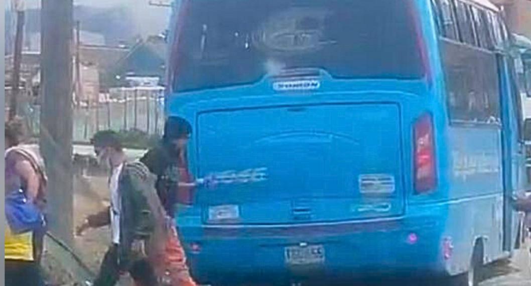 Grave accidente de tránsito cerca de Bogotá: bus atropelló a cuatro niños y a una mujer cuando se estaban bajando de una ruta escolar en Soacha. 
