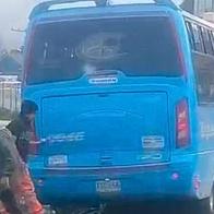 Grave accidente de tránsito cerca de Bogotá: bus atropelló a cuatro niños y a una mujer cuando se estaban bajando de una ruta escolar en Soacha. 