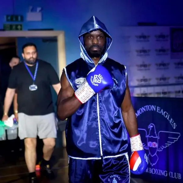 El boxeador Sherif Lawl perdió la vida en su primera pelea como profesional en Inglaterra. Hay conmoción y cancelaron el evento.